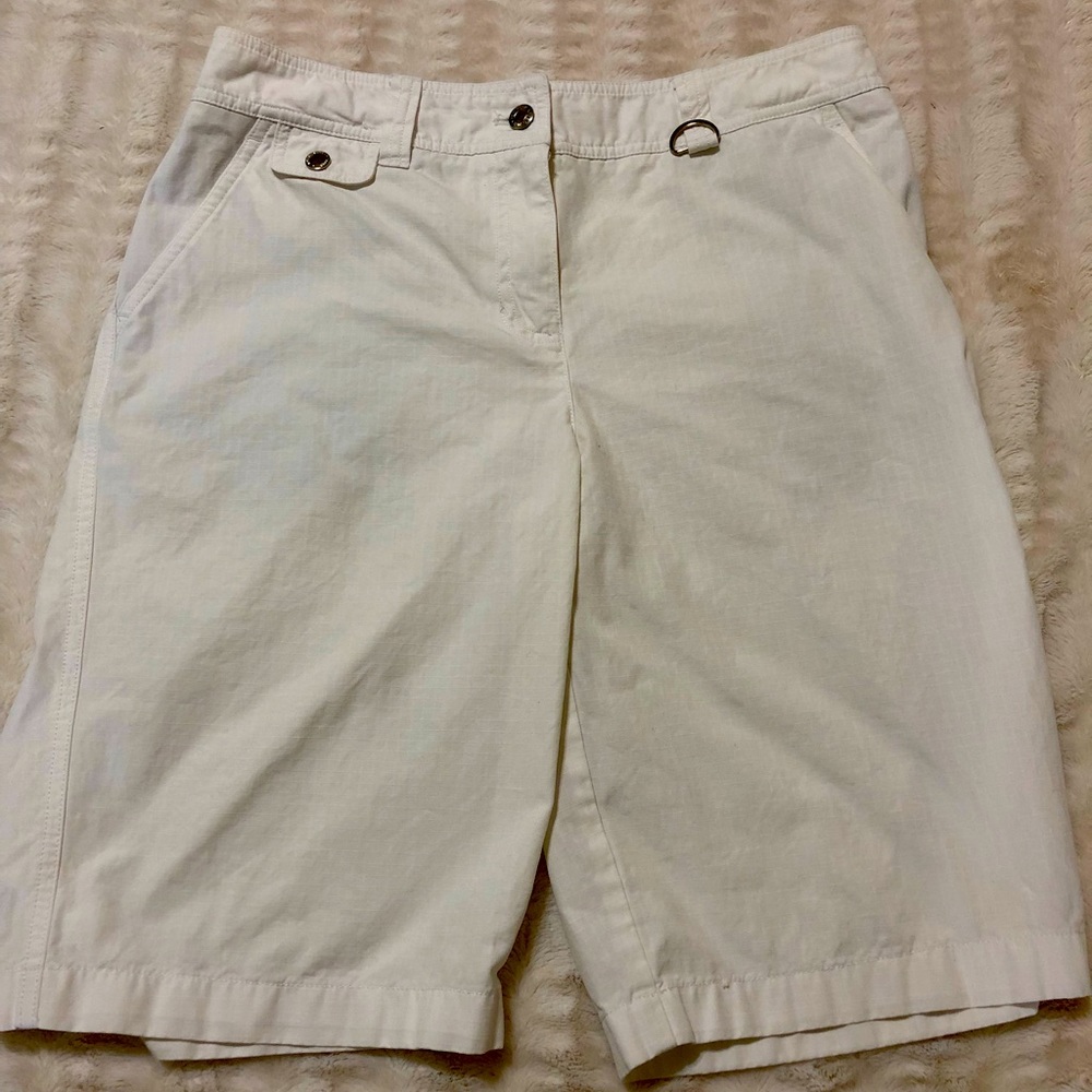 🌹White above knee white shorts.